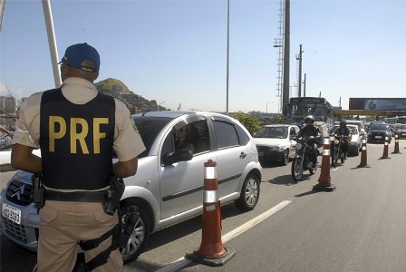 DECISÃO: Garantido o direito de participação em concurso público a candidato excluído por falta de idoneidade moral
